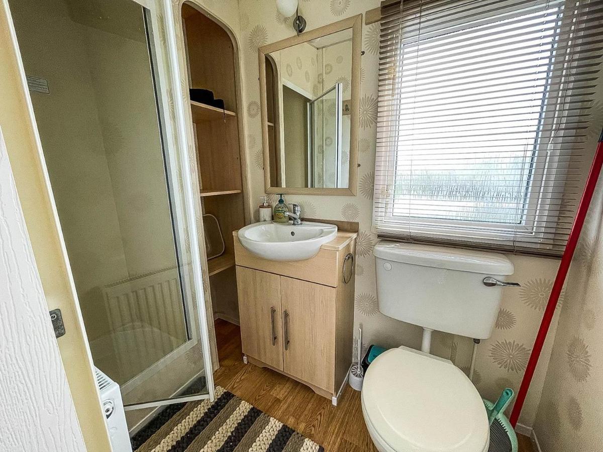 Caravan With Decking At Martello Beach Nearby Clacton-On-Sea Ref 29017Kv Hotel Exterior photo