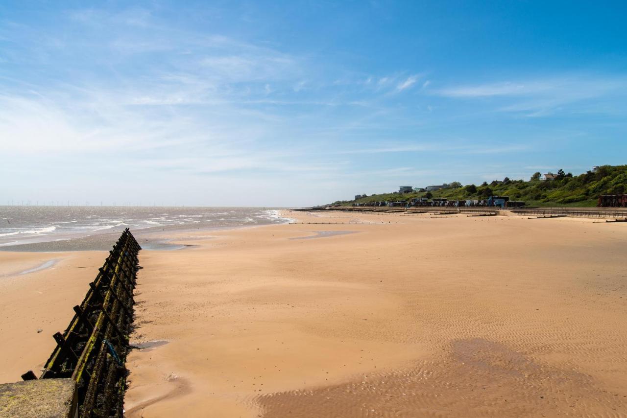 Caravan With Decking At Martello Beach Nearby Clacton-On-Sea Ref 29017Kv Hotel Exterior photo